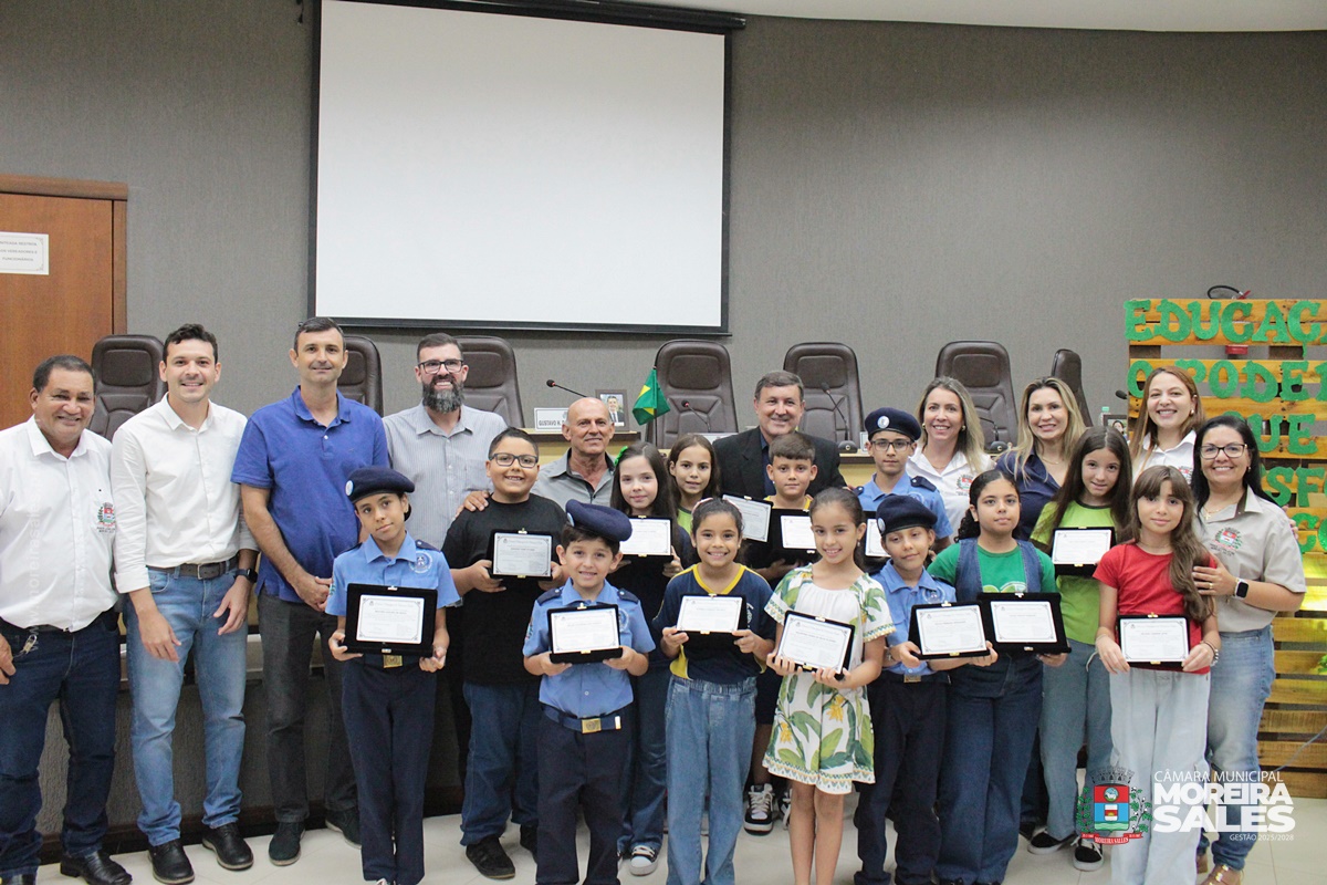 Câmara de Moreira Sales homenageia professores e alunos em noite de reconhecimento à educação