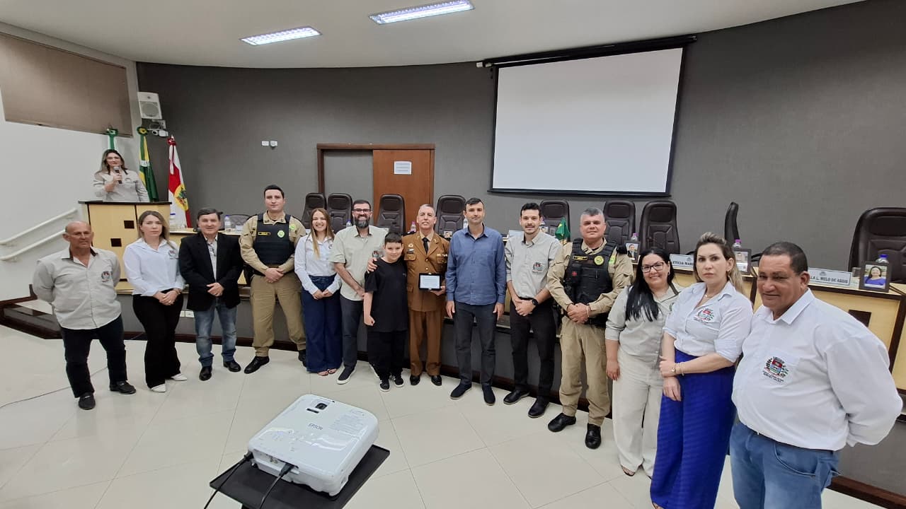 Câmara Municipal de Moreira Sales presta homenagem ao 2º Tenente Mazetto pelos 35 anos de serviço na Polícia Militar