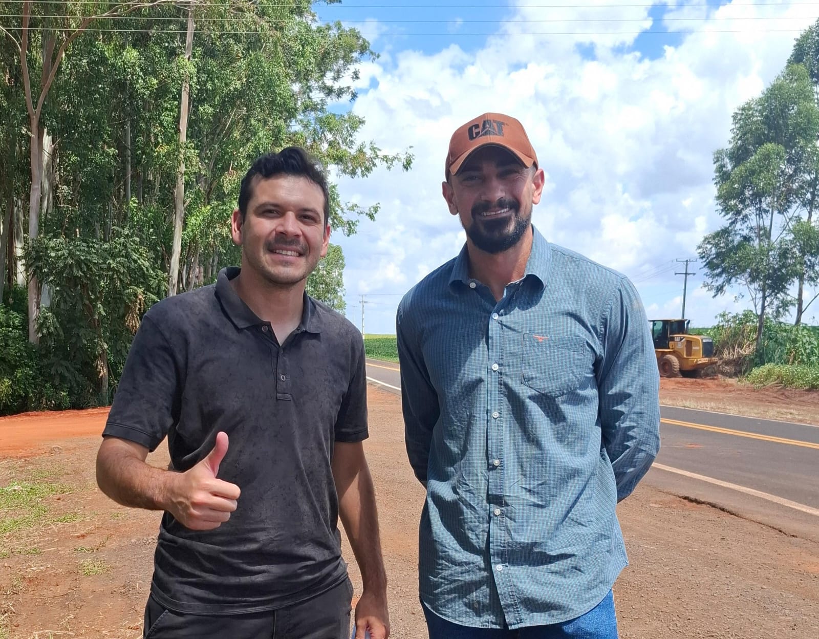 Vereador Gustavo fiscaliza obra e Sotram prevê entrega do asfalto rural em 20 dias